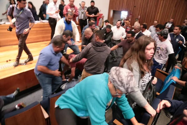 Confusão e pancadaria na Câmara Legislativa encerram fórum sobre Luos