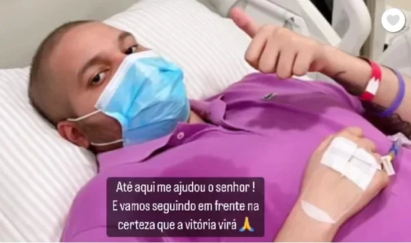 Pedro deitado em cama de hospital
