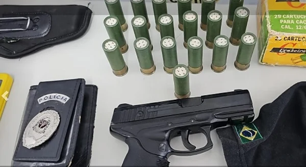 Falso policial é desmascarado com granada de gás, algemas e distintivo