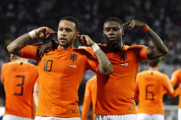 Foto colorida de Memphis Depay e Quincy Promes, da Holanda - Metrópoles