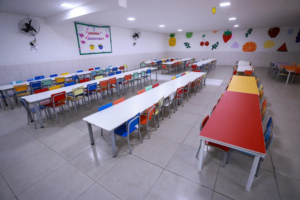 As crianças ficam no instituto por 10 horas. Ao longo do dia, recebem refeições com cardápio nutritivo As crianças ficam no instituto por 10 horas. Ao longo do dia, recebem refeições com cardápio nutritivo