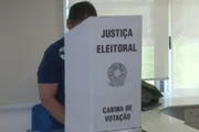 Candidato à reeleição em SP, Tarcísio de Freitas vota em escola no Morumbi