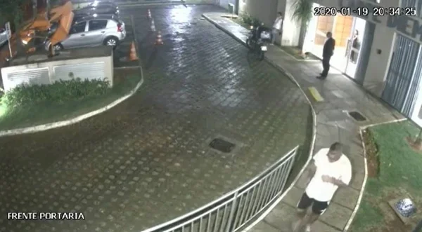 Vídeo mostra confusão entre motoboy e porteiro antes de PM chegar