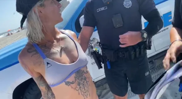 Vídeo: algemada, mulher é retirada de praia por usar biquíni fio-dental