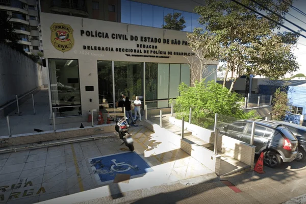 Imagem colorida da fachada da Delegacia Seccional de Guarulhos, que investiga o roubo de carga - Metrópoles