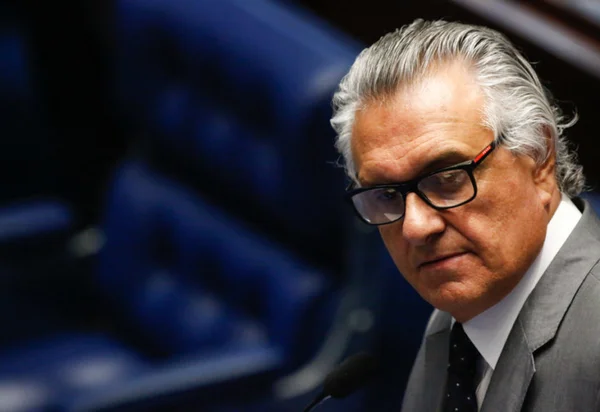 Senador Ronaldo Caiado cai de mula e fratura ombro