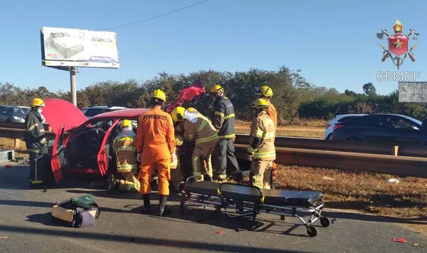 Vídeo: acidente com 5 veículos trava trânsito na Estrutural por 3h
