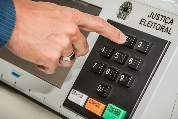 TSE: 912 urnas são substituídas e 17 foram presos na manhã do 2º turno