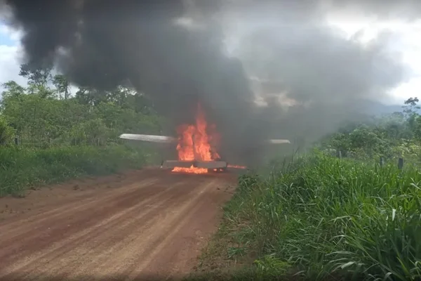 Ibama e PRF queimam aviões e veículos de garimpos ilegais em Roraima