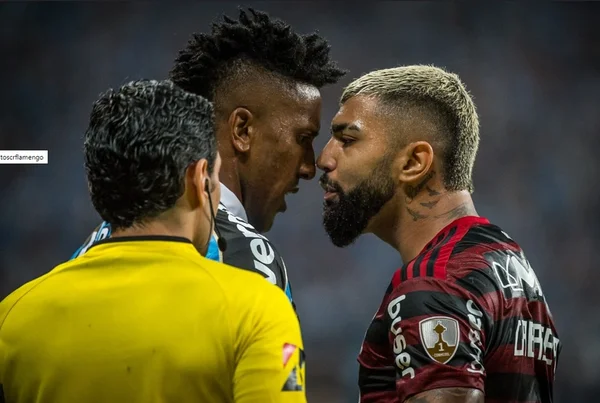 Árbitro usa experiência, mas não evita polêmica em Grêmio x Flamengo