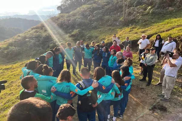 Imagem colorida da Seleção Brasileira sub-20 no local da queda do avião da Chapecoense