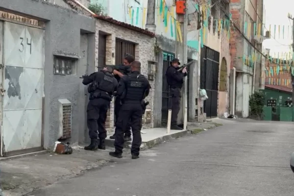 Imagem colorida, Policiais cumpriram mandado de prisão preventiva contra a suspeita- Metrópoles