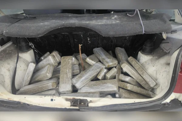 Adolescente é flagrada pela PF com droga escondida em estepe de carro