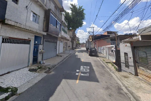 Imagem colorida mostra rua onde entregador da Shopee reagiu a tentativa de assalto