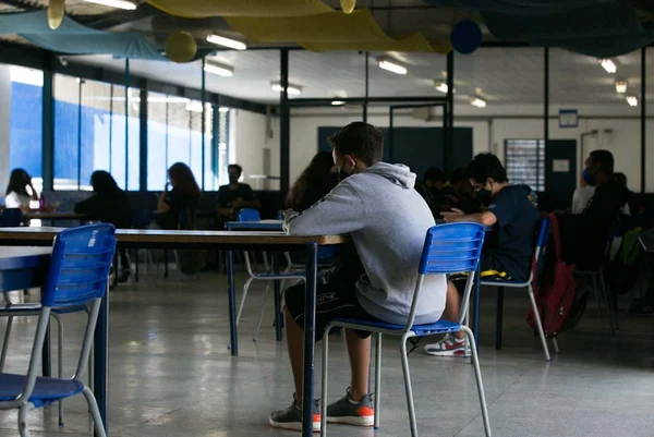 Retorno das aulas do ensino médio no estado de São Paulo. Escola Estadual Professor Milton da Silva Rodrigues, no bairro Freguesia do Ó
