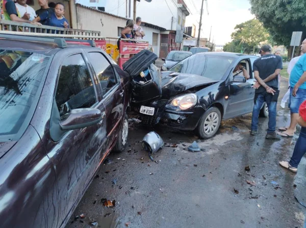 Vídeo: motociclista escapa ileso após ser prensado por carros no DF