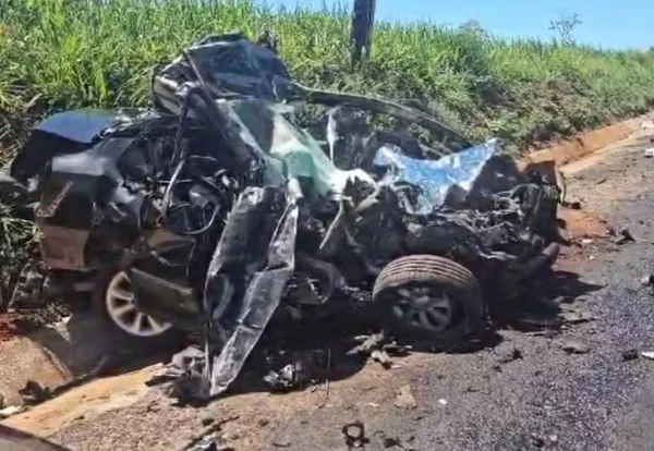 Foto colorida de carro destruída após colisão com caminhão na rodovia BR-153 - Metrópoles