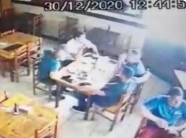 Marcinho, ex-jogador do Botafogo, bebendo no bar antes de atropelar e matar casal no Rio de Janeiro