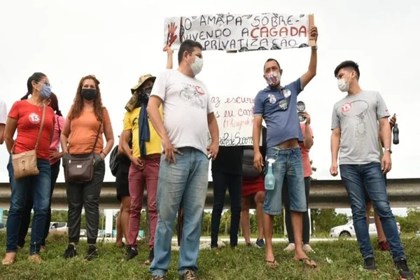 Ministro de Minas e Energia é recebido sob protestos no Amapá. Veja vídeos