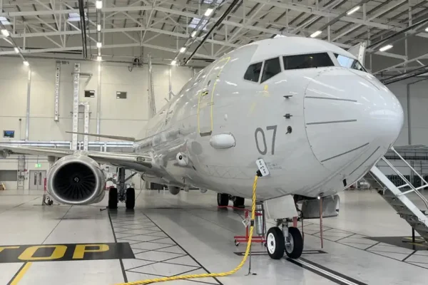Foto colorida de avião de patrulha alemão
