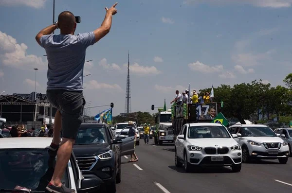 Apoiadores de Bolsonaro e Ciro fazem carreatas no DF neste sábado (6)