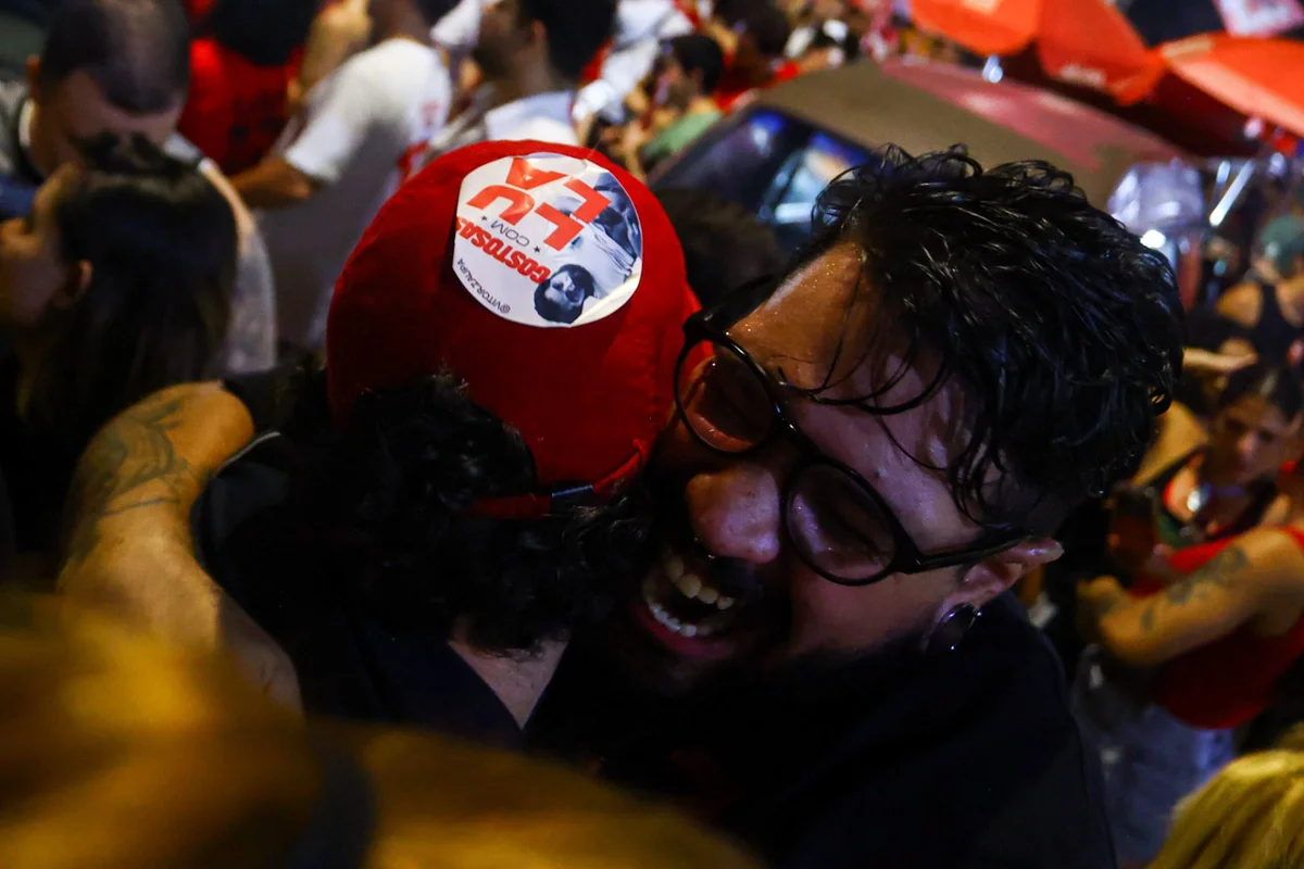 Eleitores de Lula entoam Hino Nacional em rua lotada na Asa Norte - imagem 6 Eleitores de Lula entoam Hino Nacional em rua lotada na Asa Norte - imagem 6