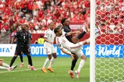 Jonathan David marcando um dos gols do Canadá diante do Catar na Copa do Mundo Jonathan David marcando um dos gols do Canadá diante do Catar na Copa do Mundo