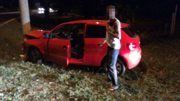Motorista embriagado perde controle do carro e bate veículo em poste