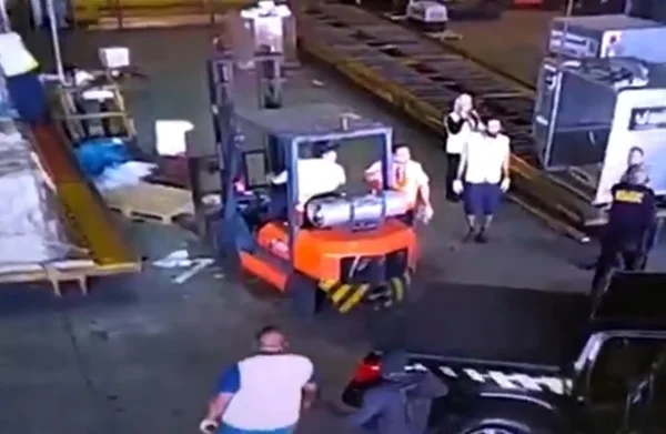 Polícia acha carros usados em roubo de 720 kg de ouro em Cumbica