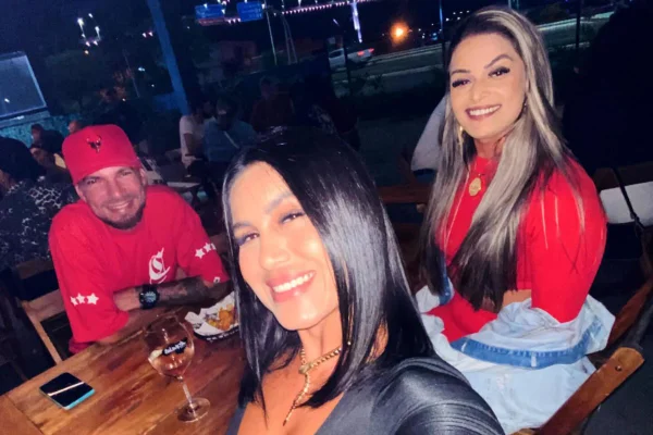 Juntos há 7 anos, o trisal formado por Amanda Oliveira, Gilsimar da Silva e Amanda Rafaela, celebrou a gravidez dupla nas redes sociais - Metrópoles