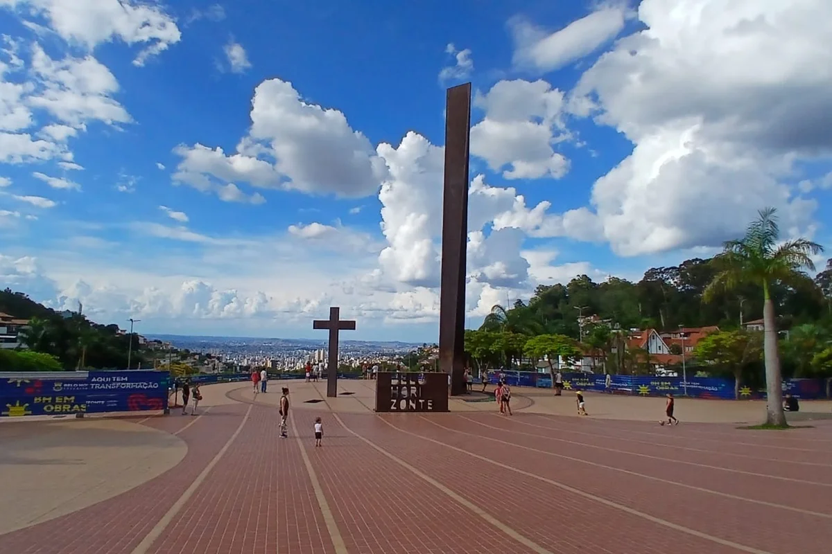 Após 2 anos e 7 aditivos, Praça do Papa será reaberta em BH
