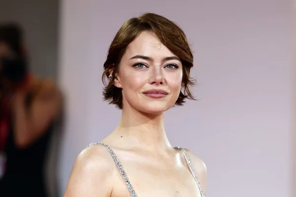 Emma Stone é ovacionada por 6 minutos em Veneza por Bugonia