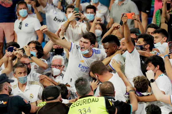 Vinicius Jr no meio da torcida