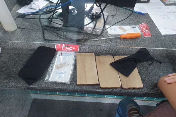 pedras que o homem vendia como se fossem celulares