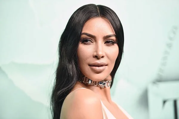 Kim Kardashian tira cochilo em salão de beleza e cena viraliza na web
