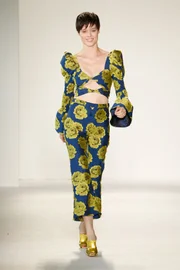 Coco desfila para a grife Christian Siriano