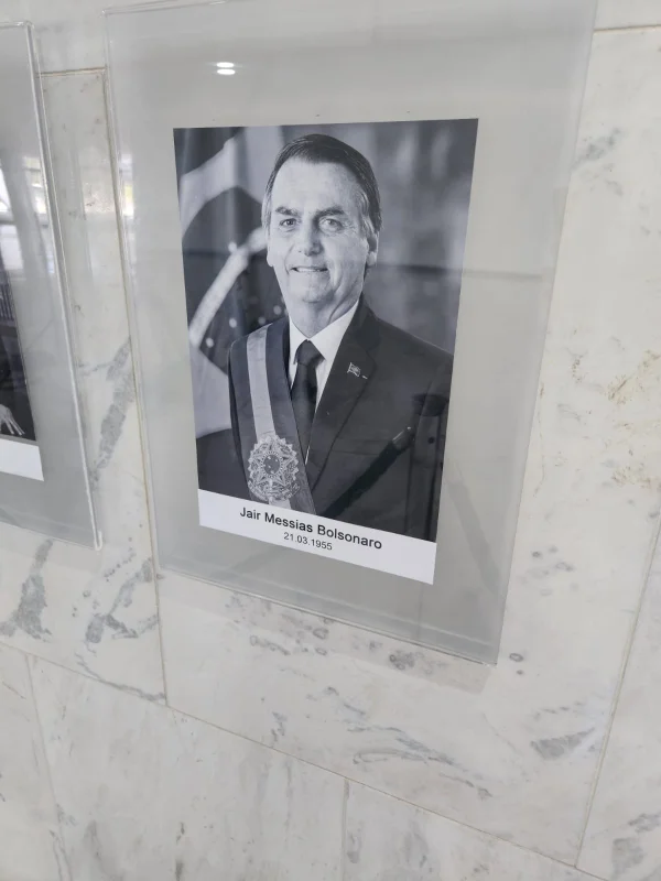 Galeria dos ex-presidentes da república já tem foto de Bolsonaro em preto e branco afixada no Palácio do Planalto - Metrópoles