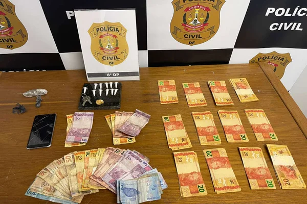 dinheiro em cima de mesa