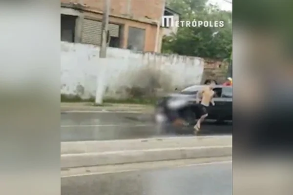 Jovem é atropelado e arrastado por carro em Duque de Caxias; vídeo