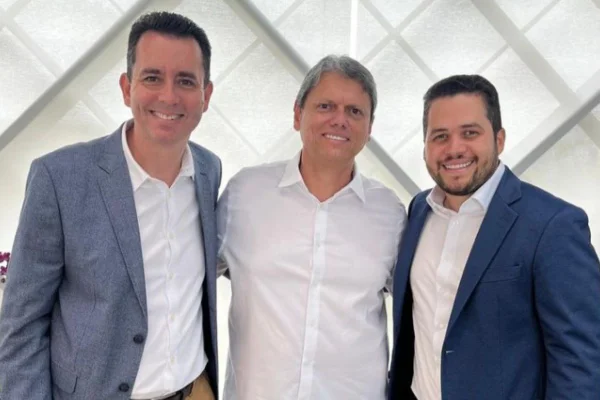 imagem colorida mostra três homens pousando para foto. da esquerda para a direita estão paulo serra, tarcísio de freitas e gilvan - metrópoles