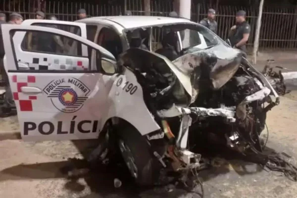 Dois da Polícia Militar ficaram feridos após uma viatura explodir na zona leste de São Paulo. Agentes seguem internados - Metrópoles
