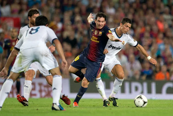 Cristiano Ronaldo e Messi dividindo bola - Metrópoles