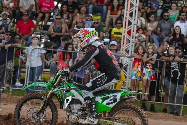 campeonato de motocross com torcida ao fundo