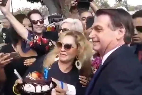Bolsonaro é tietado e recebe bolo de aniversário na saída do Alvorada