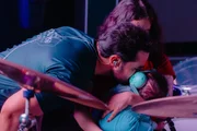 Neto Alcântara, Yasmin Mendes e Oliver são clidados em cima do palco Neto Alcântara, Yasmin Mendes e Oliver são clidados em cima do palco