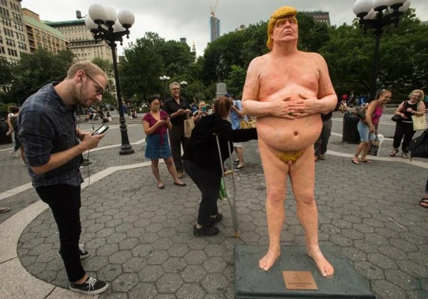 Estátuas de Donald Trump “passeiam” por cidades americanas