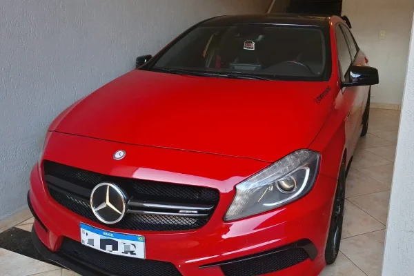 Imagem colorida de carros apreendidos pela Polícia Federal - metrópoles