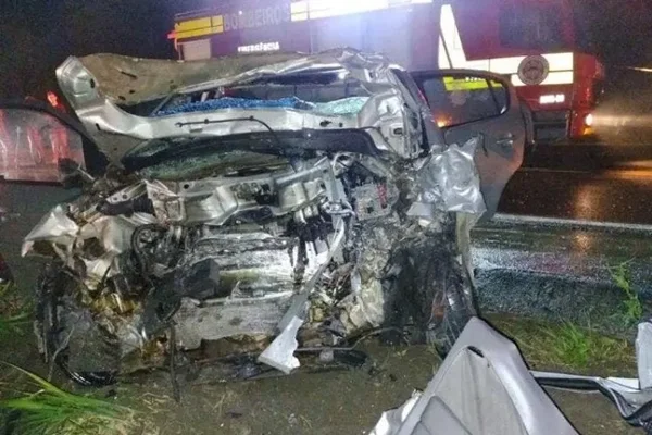 Colisão frontal mata três jovens e deixa carro completamente destruído