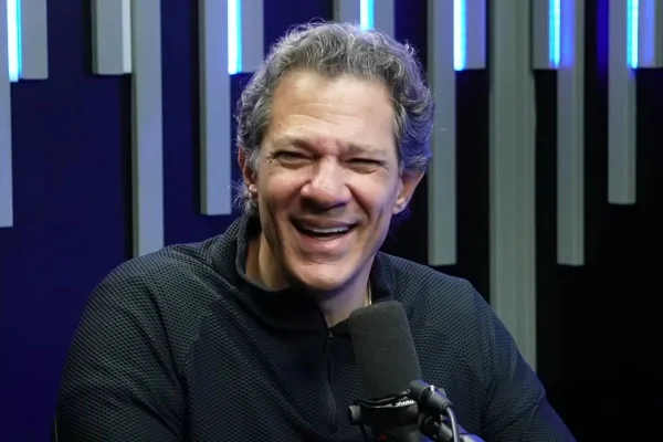 Imagem colorida mostra Fernando Haddad durante participação em podcast. Metrópoles