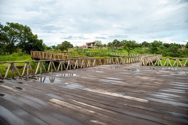 Imagem colorida de ponte no parque ecológico Escondidinho, localizado às margens do córrego Escondidinho